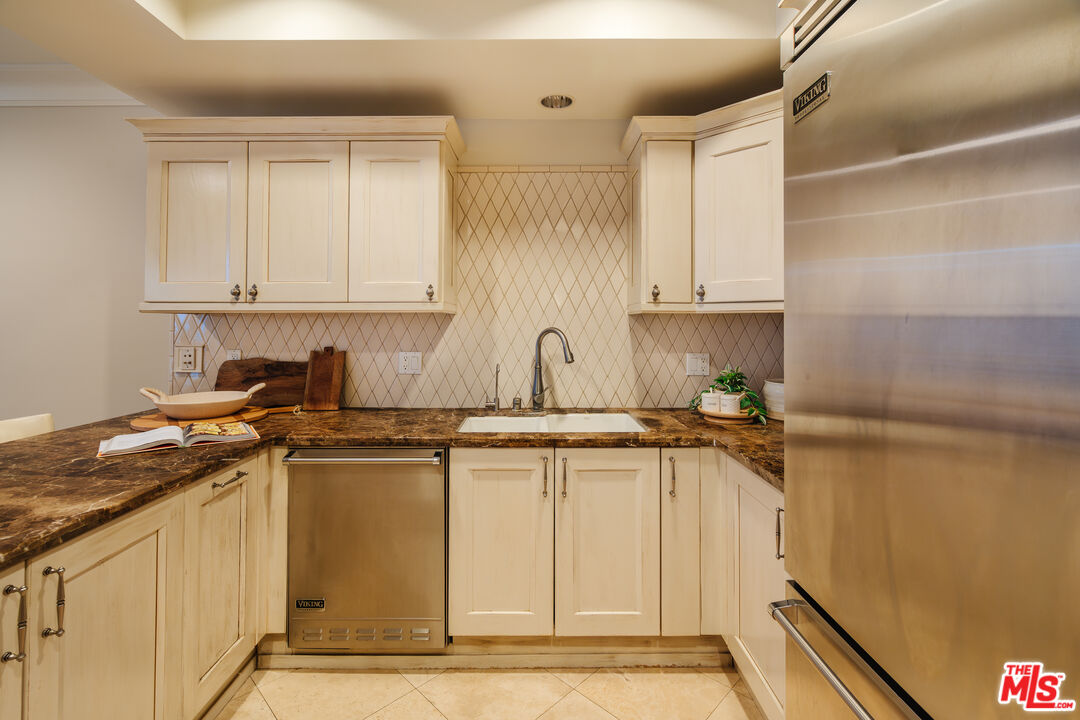 261 S Reeves Dr Unit: 104