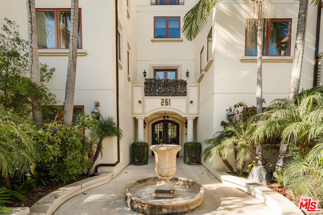 261 S Reeves Dr Unit: 104