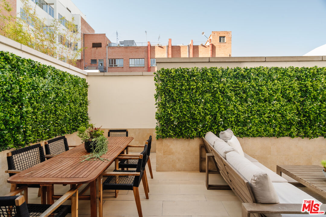 261 S Reeves Dr Unit: 104