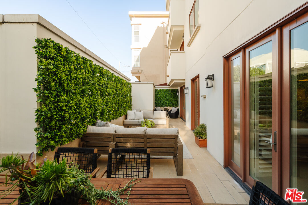 261 S Reeves Dr Unit: 104