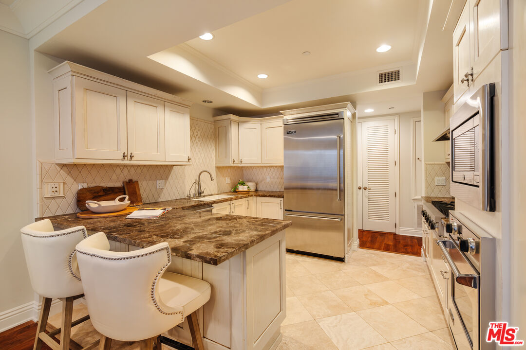 261 S Reeves Dr Unit: 104