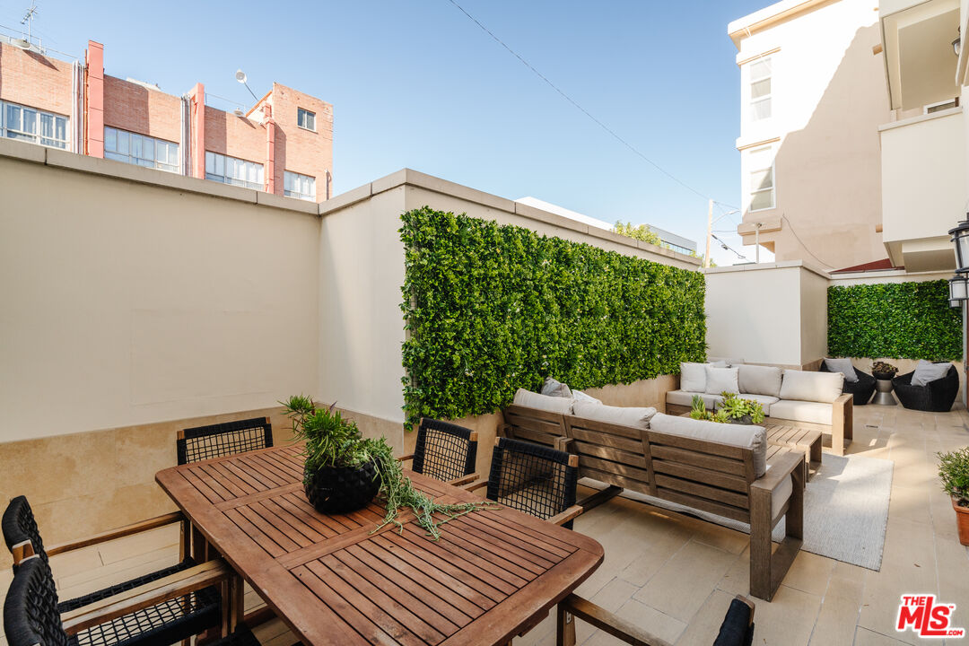 261 S Reeves Dr Unit: 104