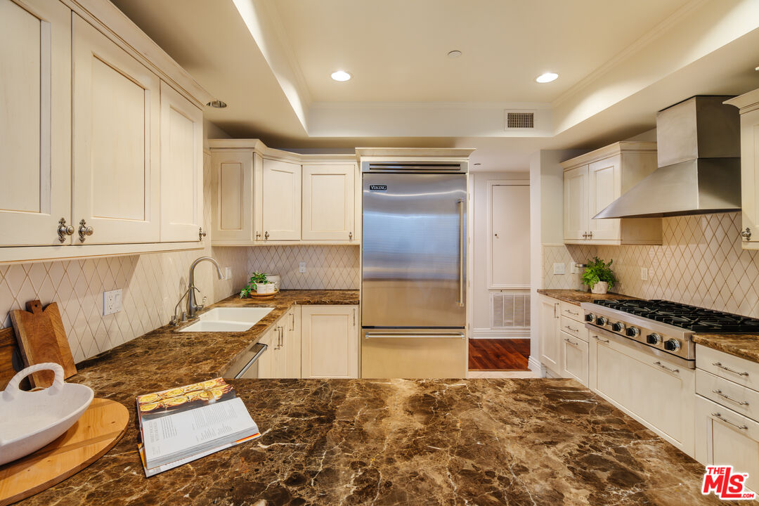 261 S Reeves Dr Unit: 104