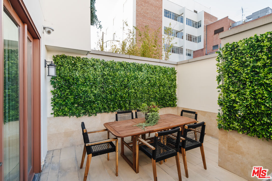 261 S Reeves Dr Unit: 104