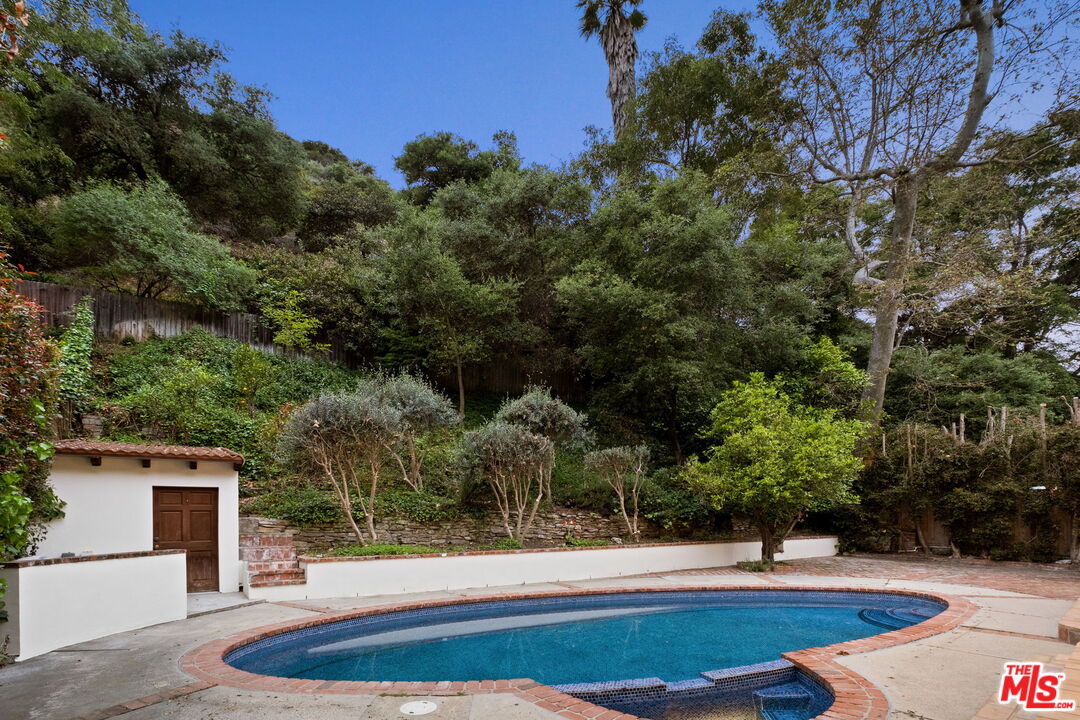 1955 Benedict Canyon Dr