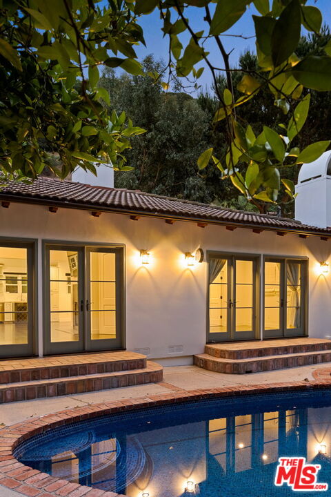 1955 Benedict Canyon Dr