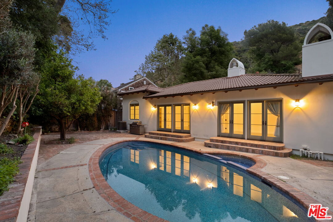 1955 Benedict Canyon Dr