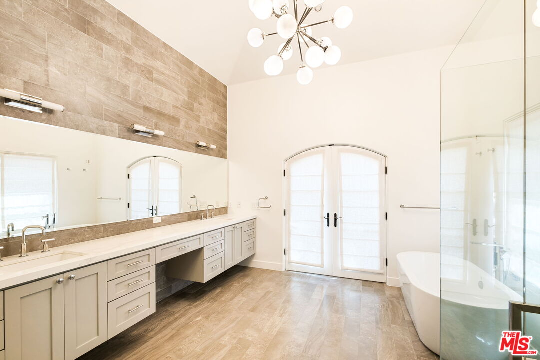 1955 Benedict Canyon Dr