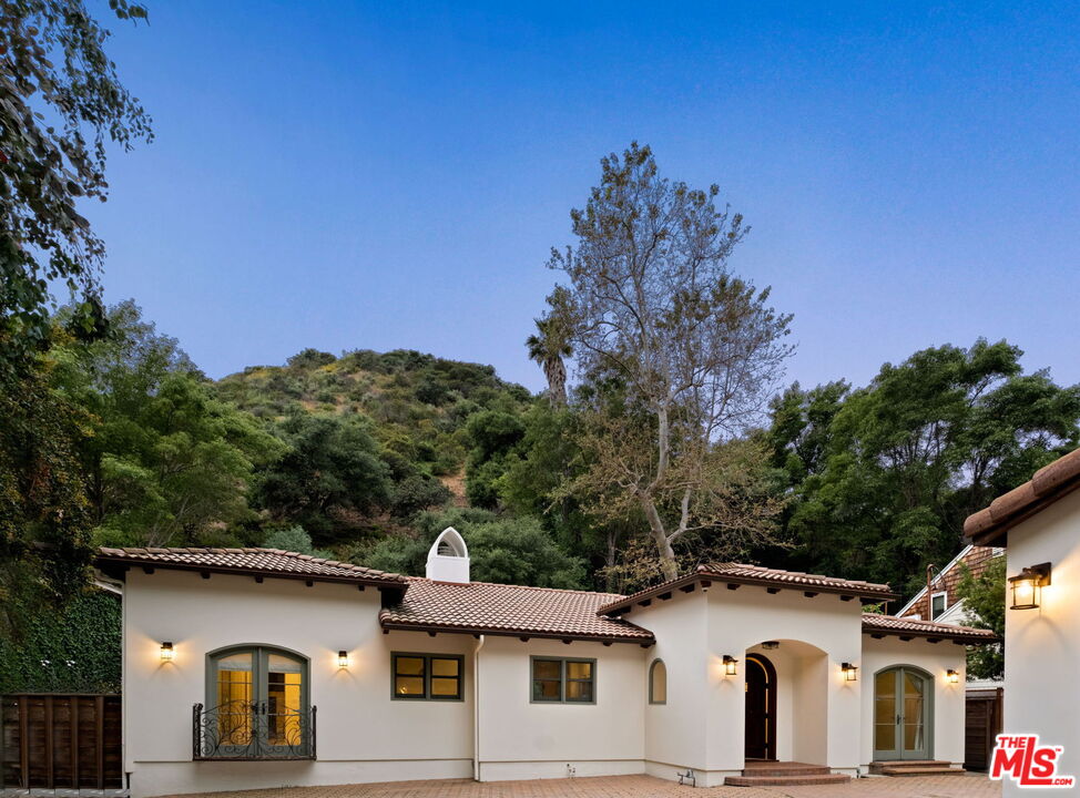 1955 Benedict Canyon Dr