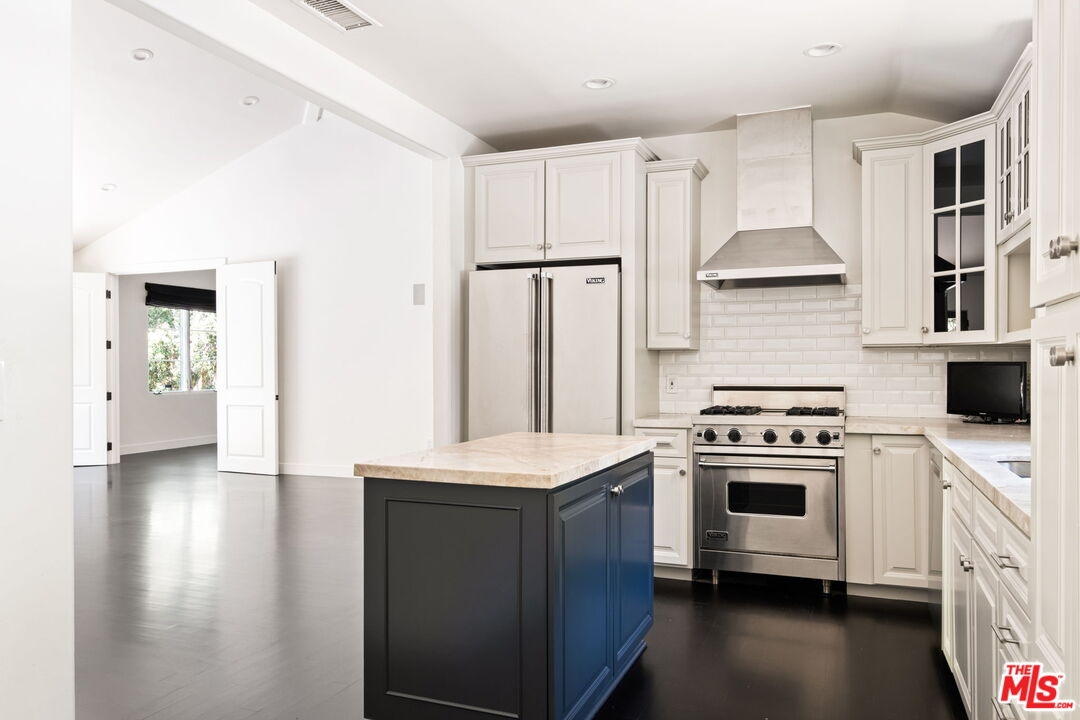 1955 Benedict Canyon Dr