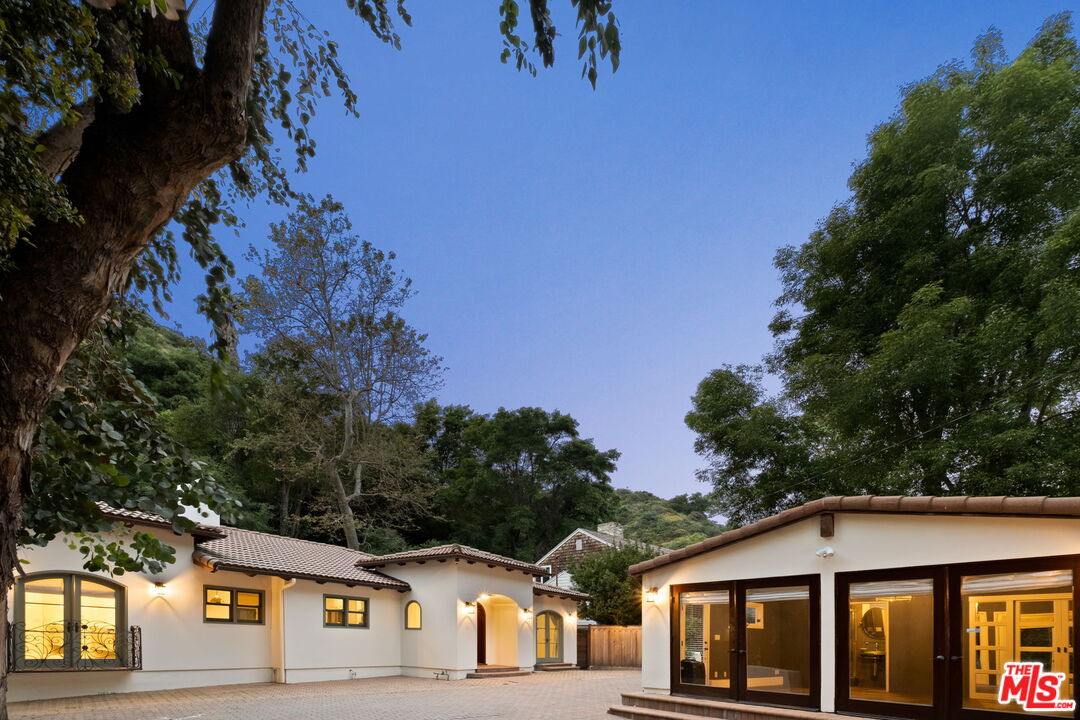 1955 Benedict Canyon Dr