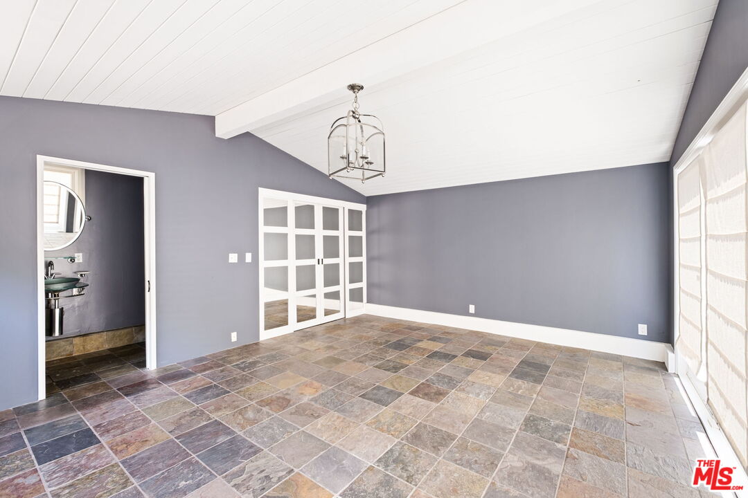 1955 Benedict Canyon Dr