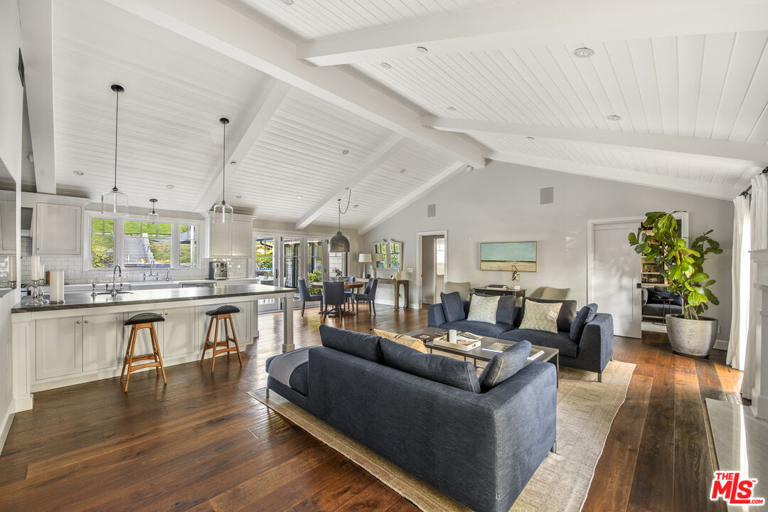 5549 Green Oak Dr