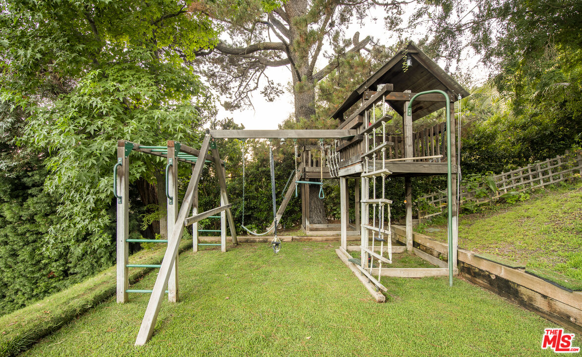 5549 Green Oak Dr