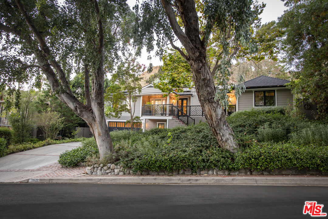 5549 Green Oak Dr
