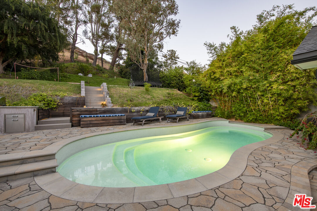 5549 Green Oak Dr