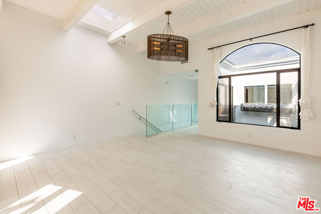 6508 Dume Dr