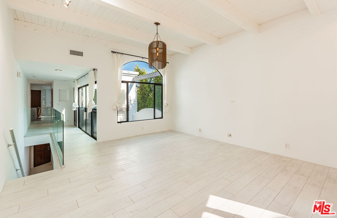 6508 Dume Dr