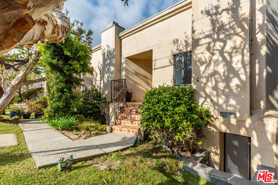 6508 Dume Dr