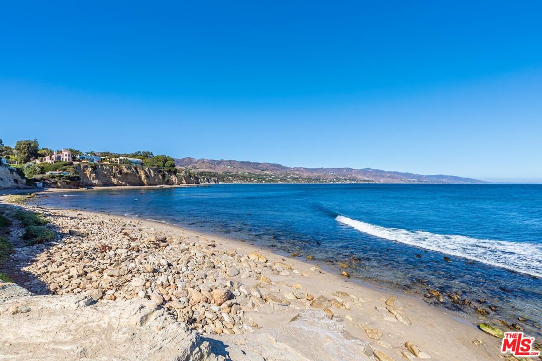 6508 Dume Dr