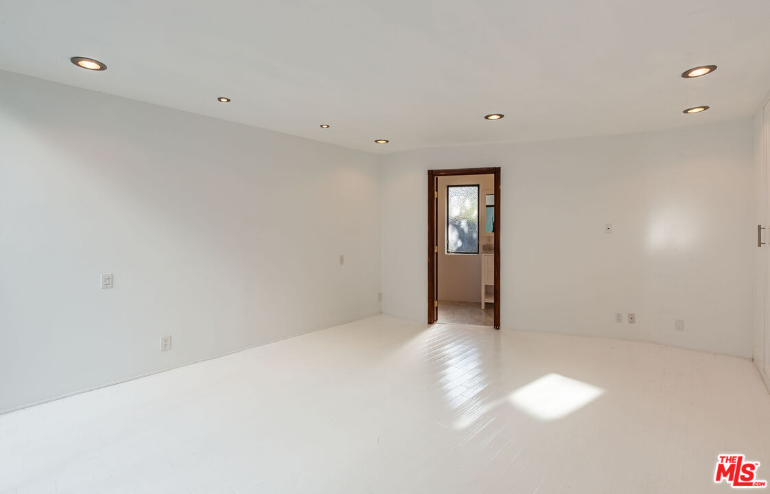 6508 Dume Dr