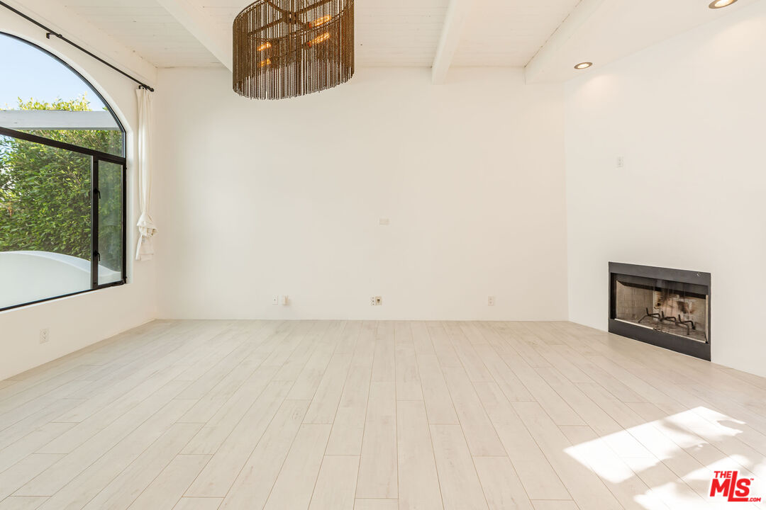 6508 Dume Dr