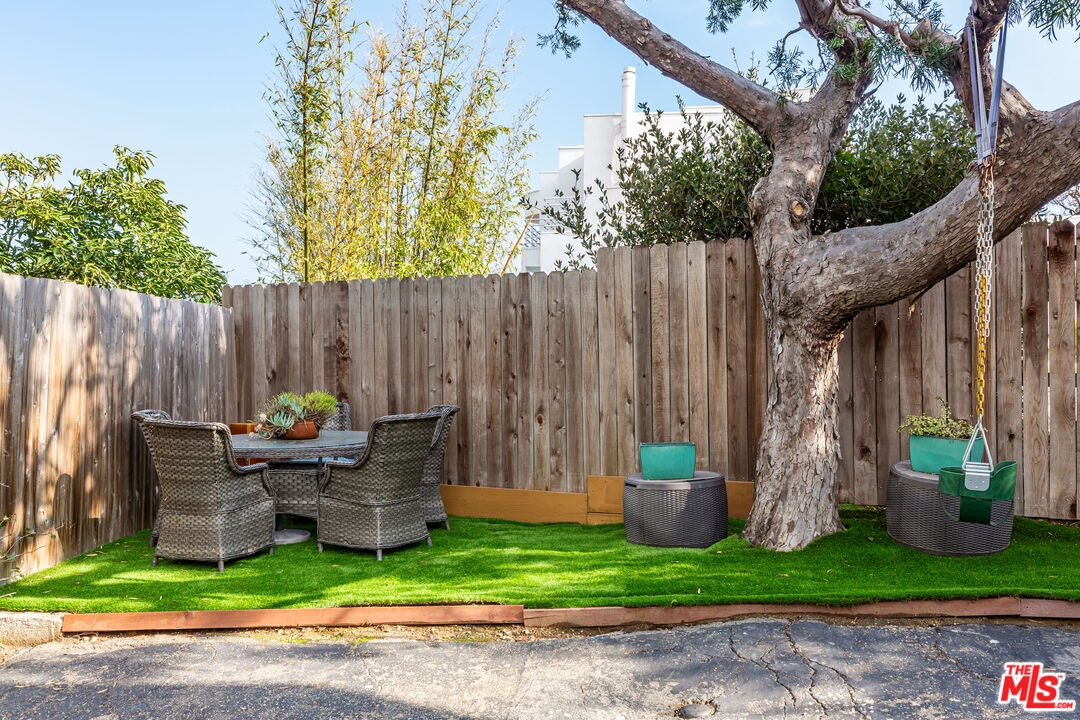 6508 Dume Dr