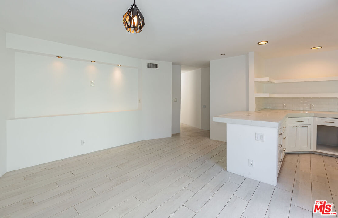 6508 Dume Dr