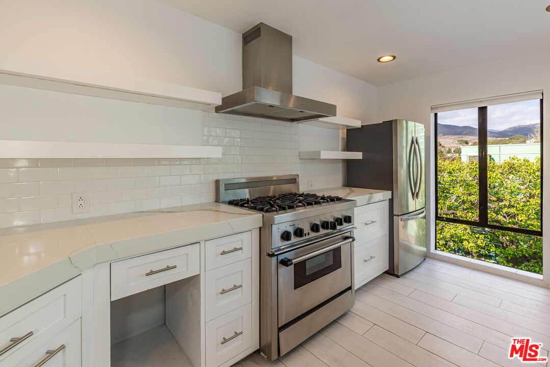 6508 Dume Dr