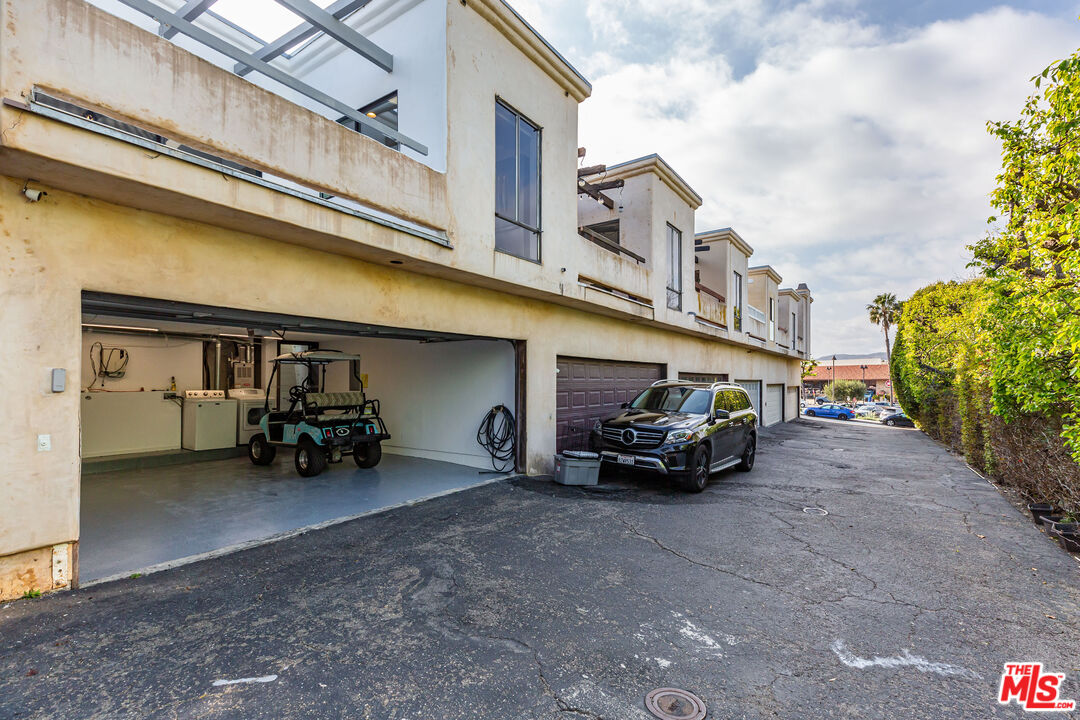 6508 Dume Dr
