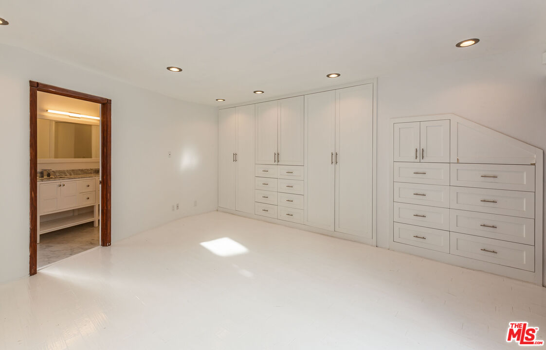 6508 Dume Dr