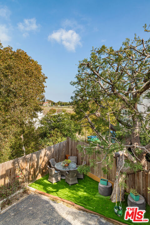 6508 Dume Dr