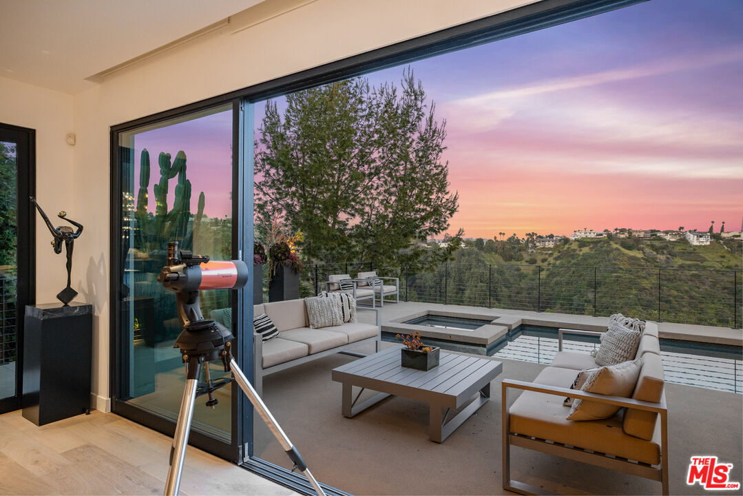 1172 LINDA FLORA DR