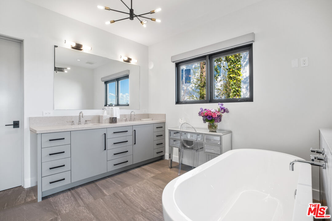 1172 LINDA FLORA DR