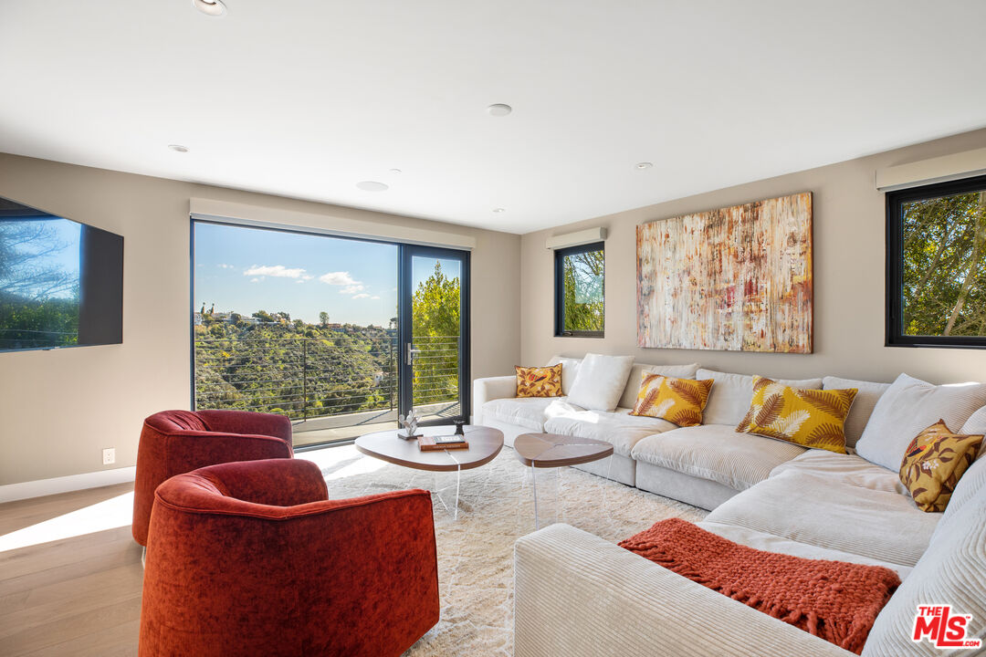 1172 LINDA FLORA DR