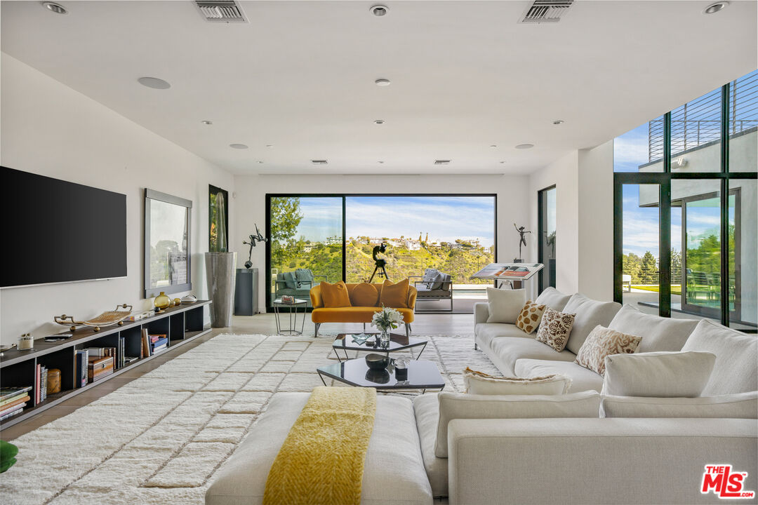 1172 LINDA FLORA DR
