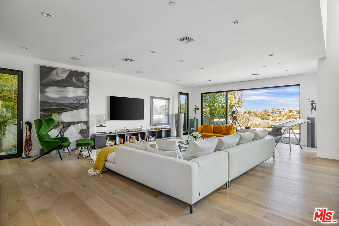 1172 LINDA FLORA DR