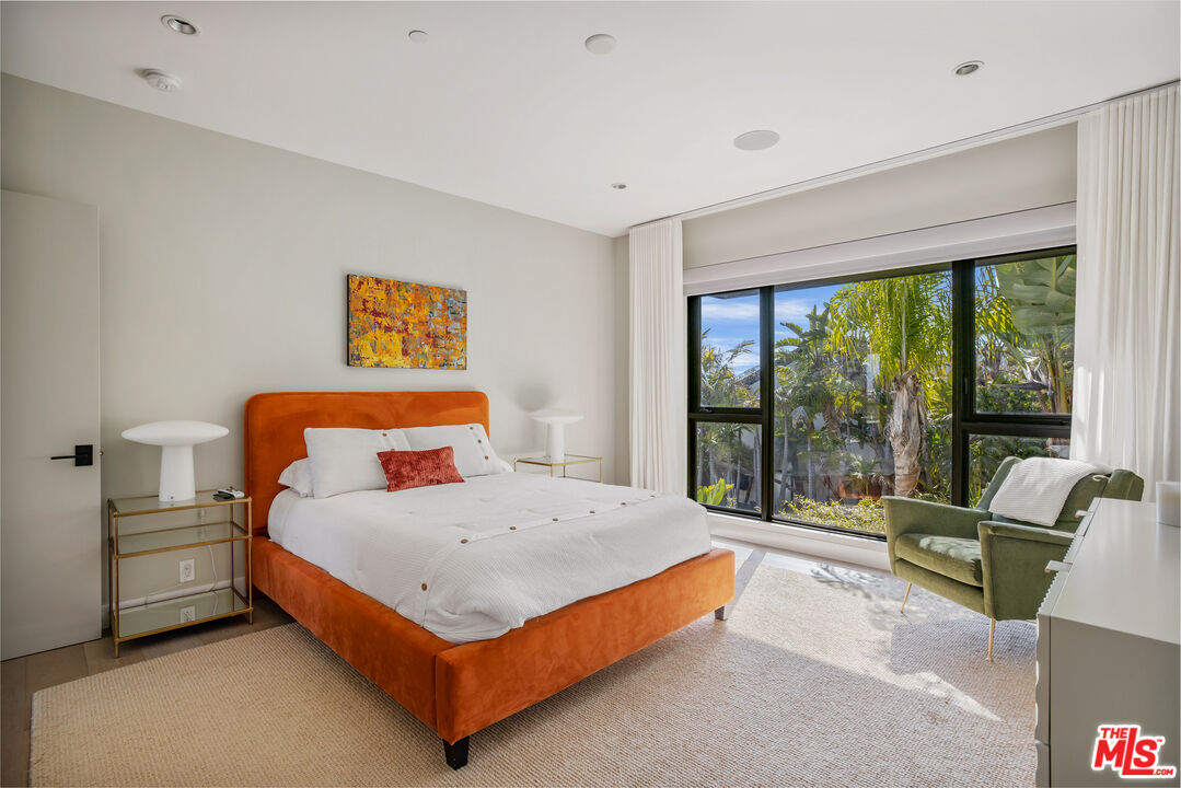 1172 LINDA FLORA DR