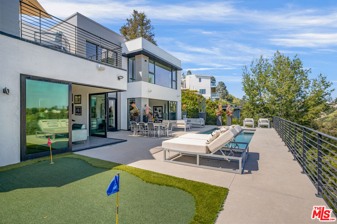 1172 LINDA FLORA DR