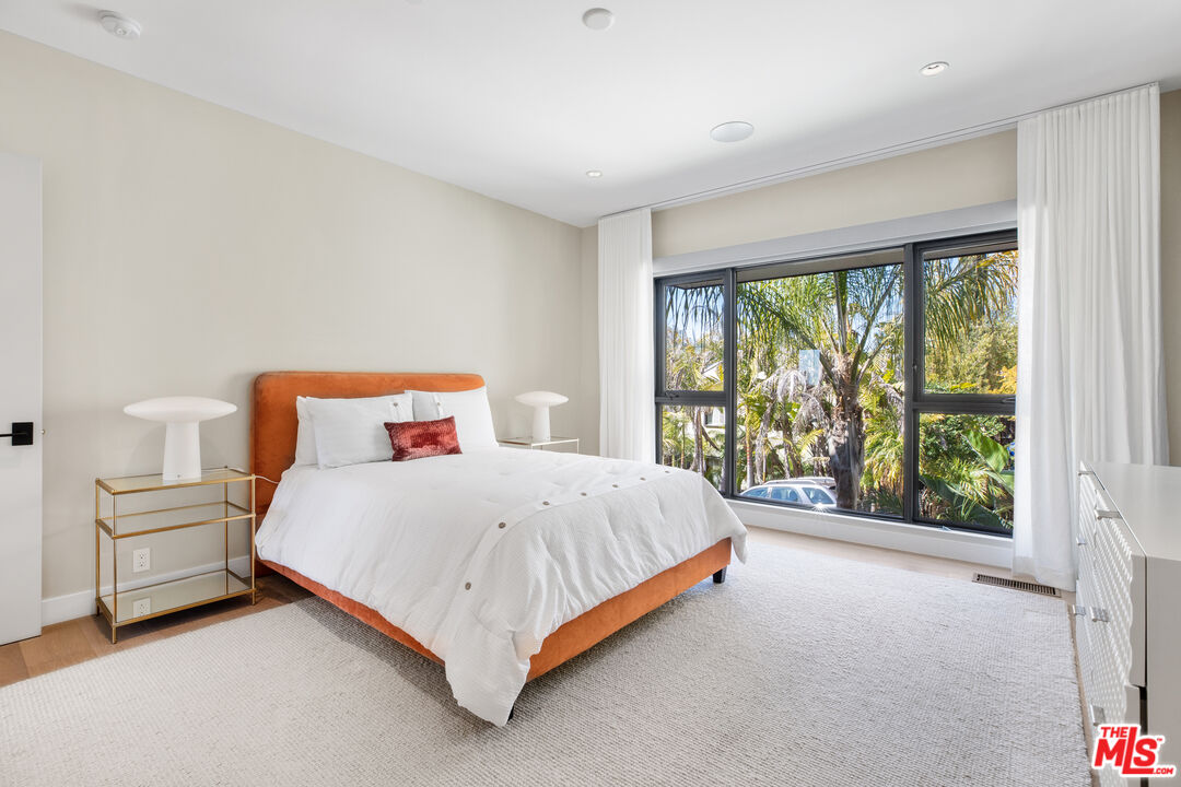 1172 LINDA FLORA DR