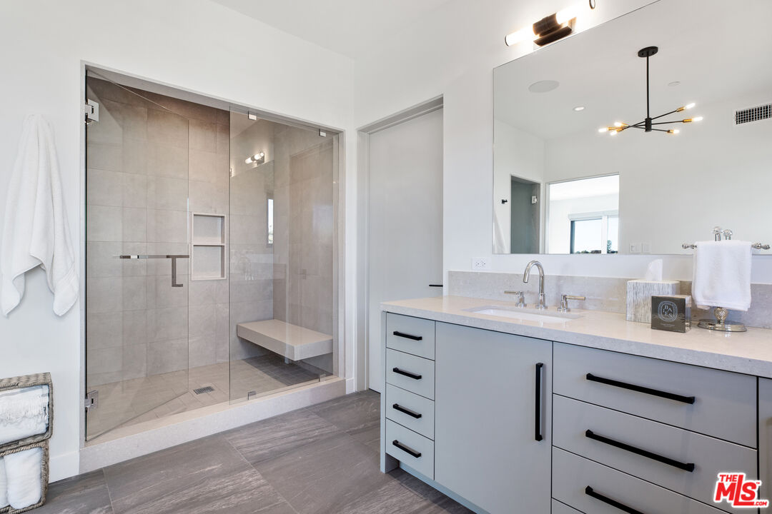 1172 LINDA FLORA DR