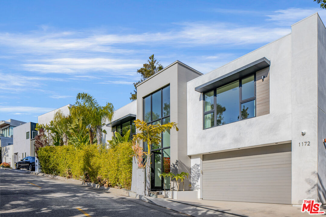 1172 LINDA FLORA DR