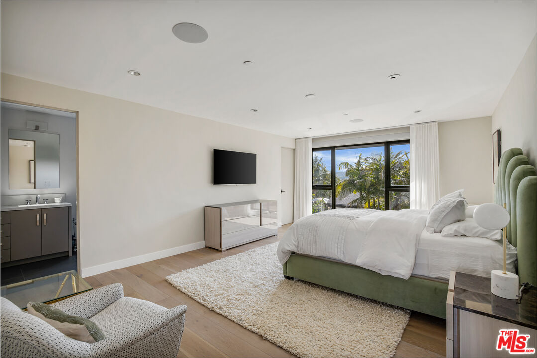 1172 LINDA FLORA DR
