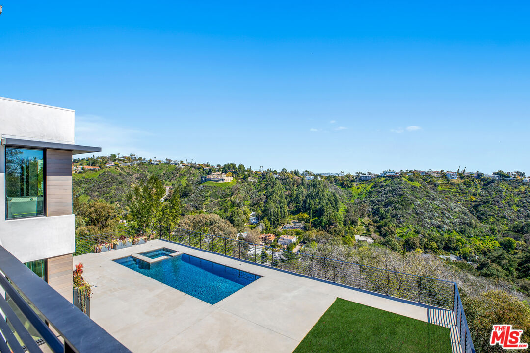 1172 LINDA FLORA DR