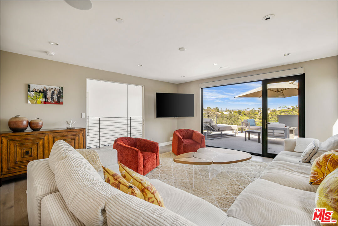 1172 LINDA FLORA DR