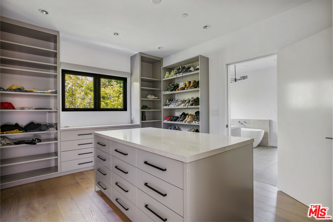 1172 LINDA FLORA DR