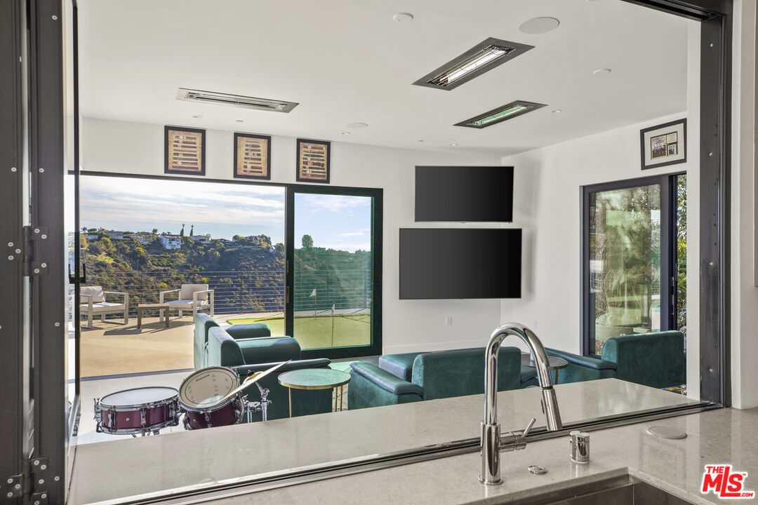 1172 LINDA FLORA DR