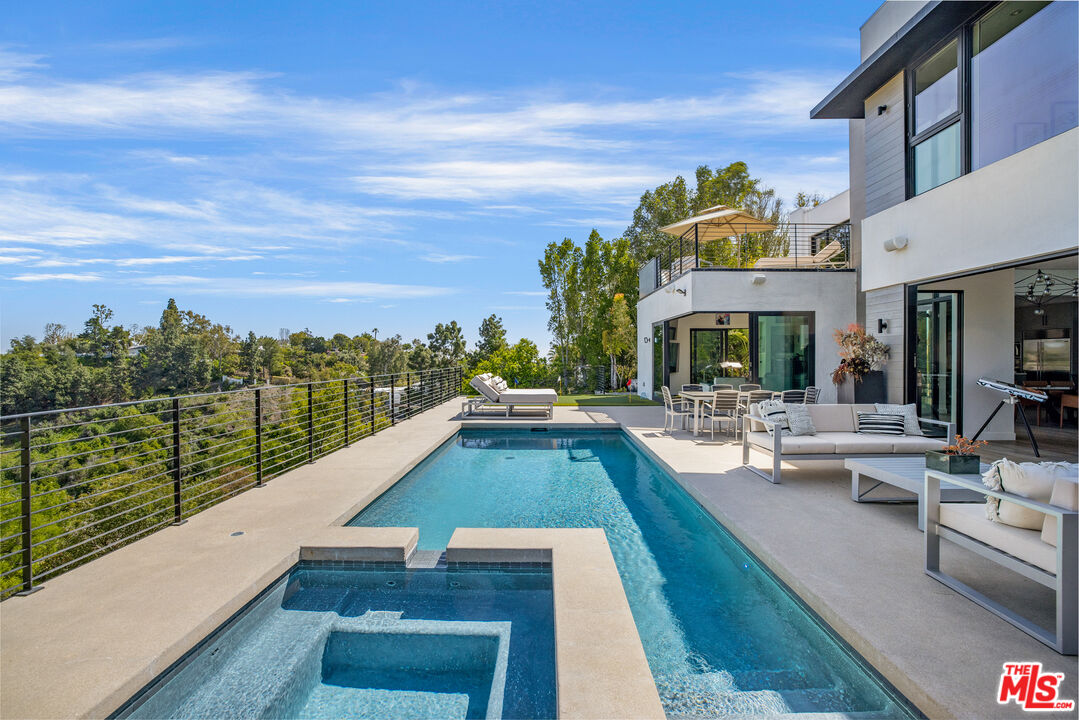 1172 LINDA FLORA DR