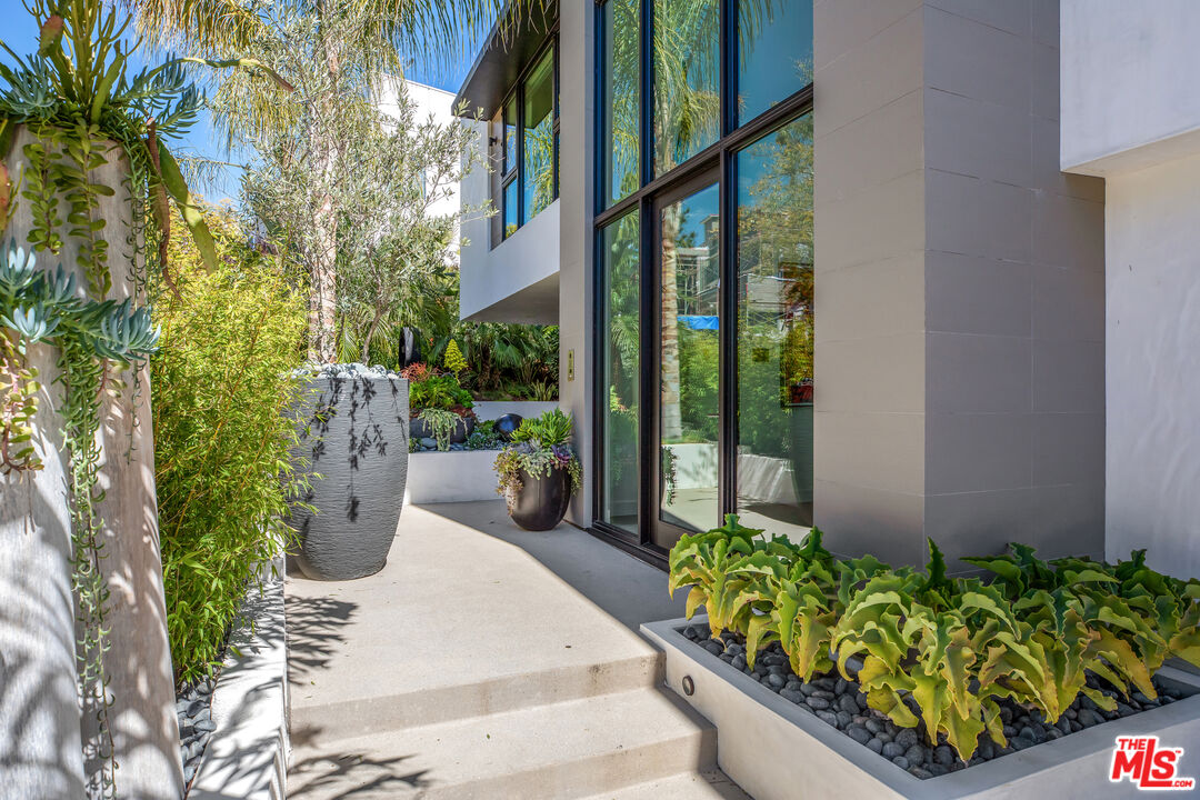 1172 LINDA FLORA DR