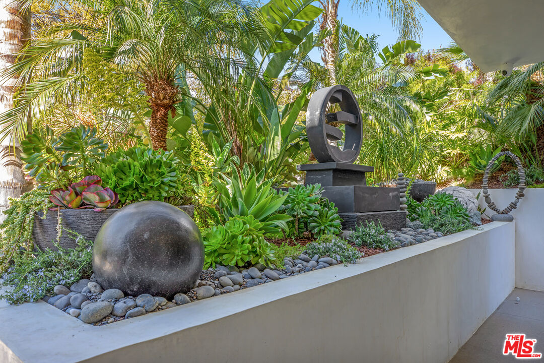 1172 LINDA FLORA DR